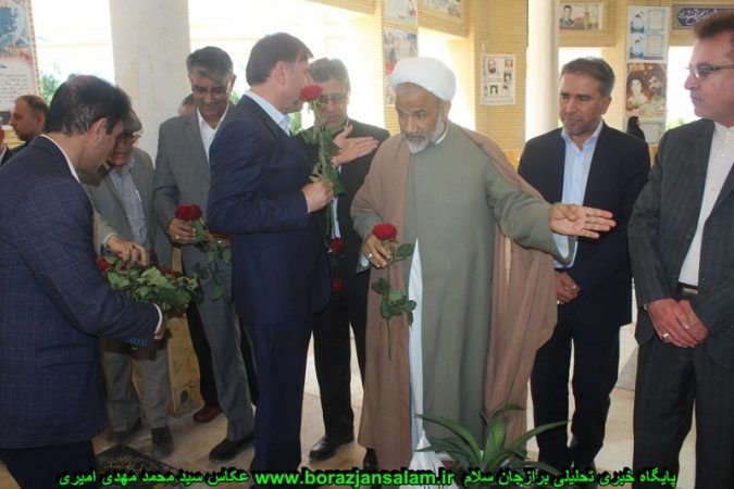 تصاویر مراسم گل افشانی گلزار شهدای شهر برازجان با حضور مسئولان دشتستان