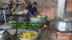 اقای برجویی خادم الحسین مداح مسجد امام محمد باقر( ع ) برازجان طعام عاشواریی این مسجد در این شب توزیع می شود
