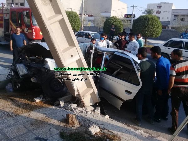 تصادف در خیابان حسینه اعظم برازجان/ برخورد با تیر برق وسیله نقلیه