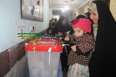 مردم دهقاید در شعب رای حضور یافتند و عکس تاریخی خود را با سردار دلها تثبیت نمودند
