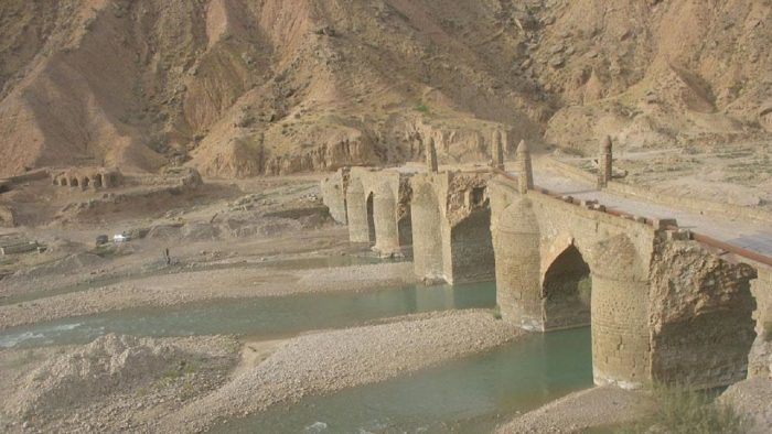 استحکام بخشی اضطراری پل مشیر دشتستان از آثار دوران قاجار که بر روی رودخانه دالکی قرار دارد، آغاز شد